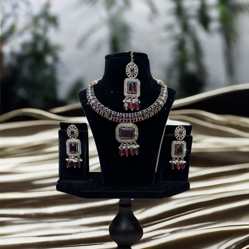 Heritage Hasli Set With Earing And Mang Tikka